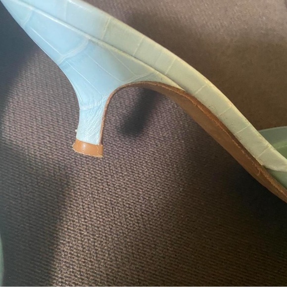 Beautiful mint green and white kitten heels #kittenheels
Size 6-7 - Picture 3 of 5